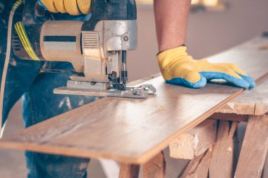 Zemin kaplamaları, elektrikli jigsaw montajı üzerinde profesyonel çalışma için bina elektroalet