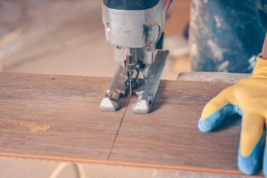 Zemin kaplama profesyonel montajı, işçi hızlı ve niteliksel bir laminat Board bağlar