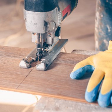 Plaminatı yerleştirme, zemin kaplamalarını yerleştirme, elektrikli testereyle kesme üzerine profesyonel çalışma.