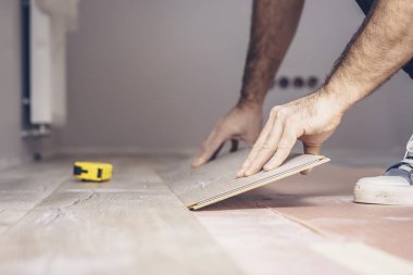 Eller ile çalışma bir laminat Board, profesyonel döşeme kurulumu yükler
