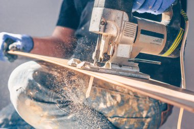 İşçi profesyonel doğrama işi yapar