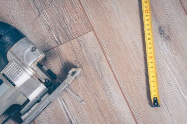 Zemin, Jigsaw ve inşaat ölçme bandı üzerinde Araçlar maranboz