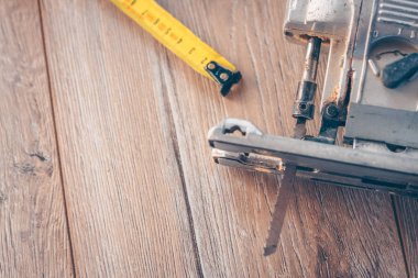 Zemin kaplamaları, elektrikli jigsaw montajı üzerinde profesyonel çalışma için bina elektroalet