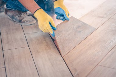 Eller ile çalışma bir laminat Board, profesyonel döşeme kurulumu yükler