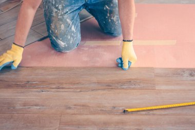 Zemin kaplama profesyonel montajı, işçi hızlı ve niteliksel bir laminat Board bağlar