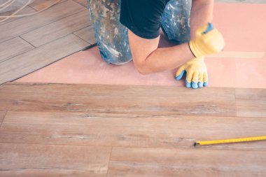 Eller ile çalışma bir laminat Board, profesyonel döşeme kurulumu yükler