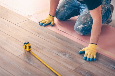 Eller ile çalışma bir laminat Board, profesyonel döşeme kurulumu yükler