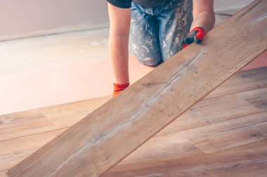 Zemin kaplama profesyonel montajı, işçi hızlı ve niteliksel bir laminat Board bağlar