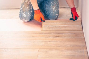 Eller ile çalışma bir laminat Board, profesyonel döşeme kurulumu yükler