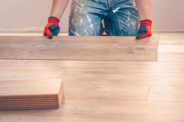 Eller ile çalışma bir laminat Board, profesyonel döşeme kurulumu yükler