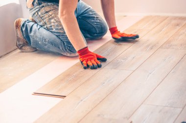 Eller ile çalışma bir laminat Board, profesyonel döşeme kurulumu yükler