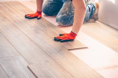 Eller ile çalışma bir laminat Board, profesyonel döşeme kurulumu yükler