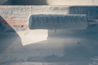 Bir boya kavanozu bir kürk rulo yakın çekim