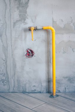 Evde sarı gaz borusu, eve gaz ana koyarak