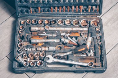 Bir bavul yakın çekim araçları kümesi, seçici odak