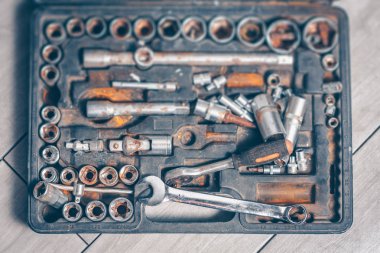 Bir bavul, seçici odak eski paslı araçlar bir dizi