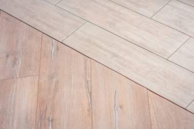 Ahşap zemin ve fayans eklem hattı