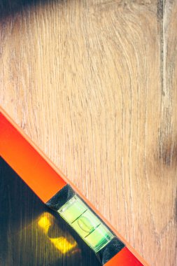 Tahta ve bina seviyesi bir zemin ve arka plan olarak, dikey Format