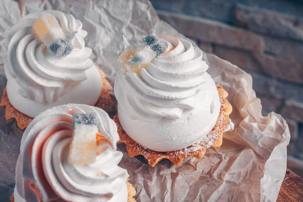 Tatlı için tatlı mutfak ürünleri, hava kreması için taze kekler, çay, seçici odak, trend tonlama tedavi