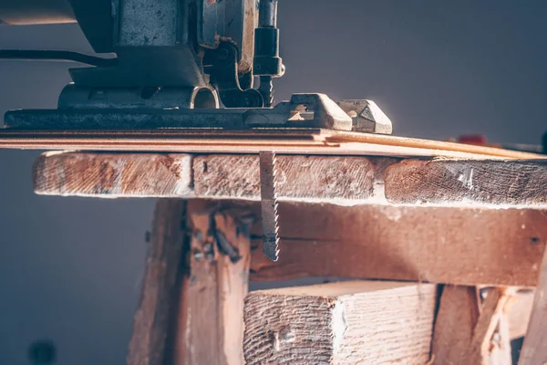 Close Zaag Puzzel Het Bord Het Proces Van Het Snijden — Stockfoto