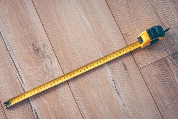 Ahşap katta inşaat bandı ölçümü