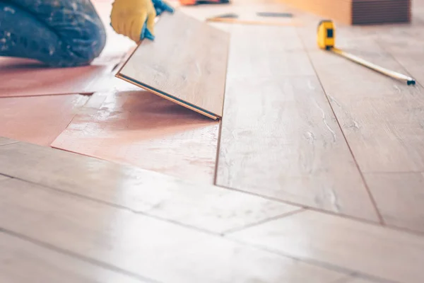 Professional Installation Floor Covering Worker Quickly Qualitatively Mounts Laminate Board — Stock Photo, Image