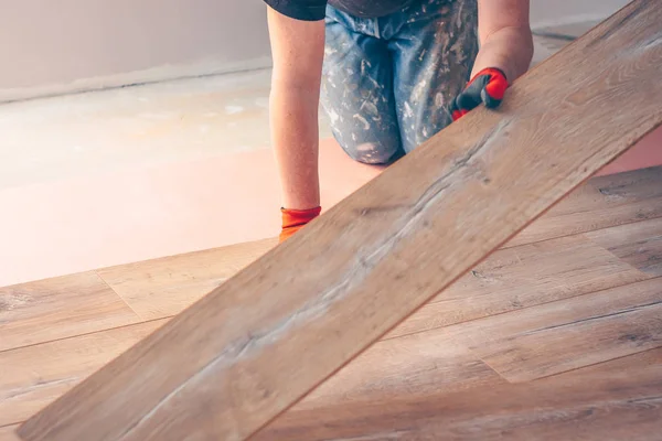 Zemin kaplama profesyonel montajı, işçi hızlı ve niteliksel bir laminat Board bağlar