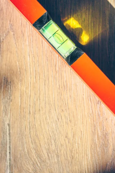 Tahta ve bina seviyesi bir zemin ve arka plan olarak, dikey Format