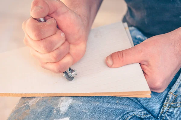 工人用手用玻璃切割机切割瓷砖 — 图库照片