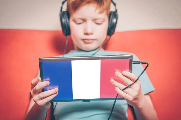 Garçon Roux Assis Sur Canapé Apprendre Français Sur Tablette — Photo
