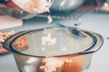 Cook bir salata kase içinde haşlanmış pirinç dökülen