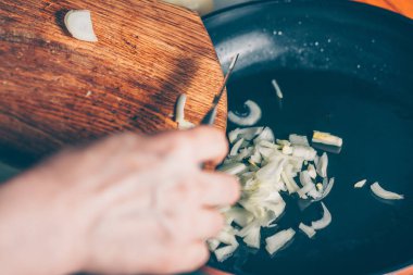 Aşçı tava içine doğranmış soğan SÖP