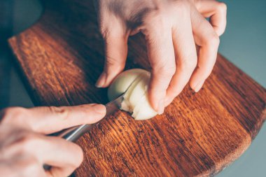 Pişirir kırıntılar soğan Dilimleme