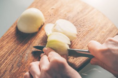 Pişirir kırıntılar soğan Dilimleme