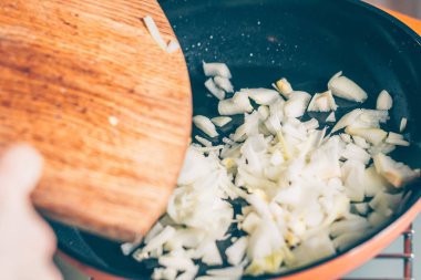 Aşçı tava içine doğranmış soğan SÖP