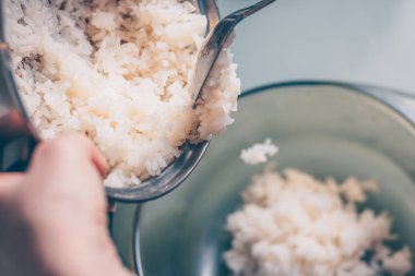 Cook bir salata kase içinde haşlanmış pirinç dökülen