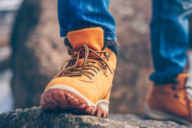 Bir taş üzerinde bir gezgin adımlar