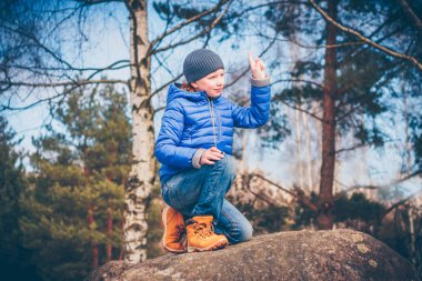 Genç Kızıl saçlı maceracı bir parmak yardımıyla rüzgar yönünü belirler