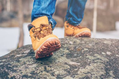 Macera arayışı içinde, bir kaya üzerinde duran bir gezgin ayak güzel görünümü