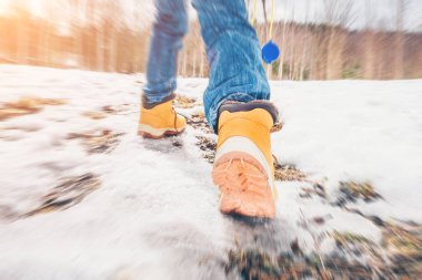 Kızıl saçlı bir çocuk, elinde bir pusula ile seyahatler ve araştırıyor, Genç bir keşfeder