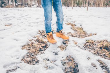 Alanın ortasında kar üzerinde yürüyüş botlar gezgin bacakları