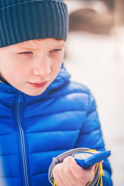 Kızıl saçlı bir çocuk, elinde bir pusula ile seyahatler ve araştırıyor, Genç bir keşfeder