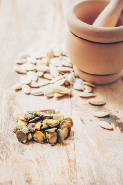 Ahşap harç ve bir avuç kabak tohumu ile rustik masa