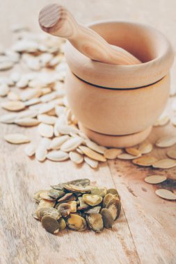 ahşap bir masa üzerinde kabak çekirdeği