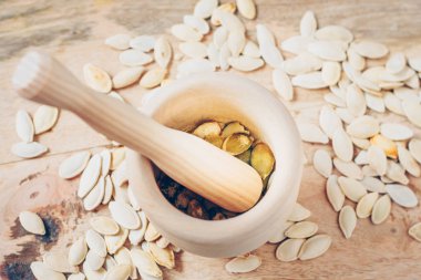 Kabuk olmadan Kabak tohumları ile ahşap bir harç üst görünümü