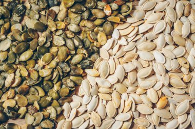 Kabuğundan Soyulmuş Kabak tohumları yarısı, kabuk ikinci yarısında, arka plan, doku