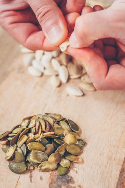 Bir kişi çivi ile bir kabuk bir tohum ayıklar
