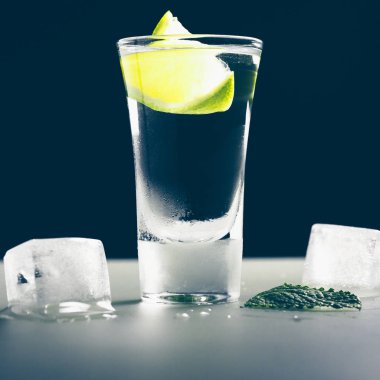 Siyah bir arka planda bir cam buzlu soğuk votka