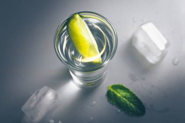 Bir alkollü-bir bardak votka rüya