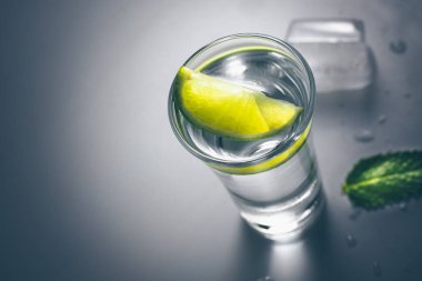 Partide bir cam masada kireç ile votka bir atış